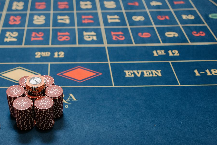Chip merah tertata di meja roulette