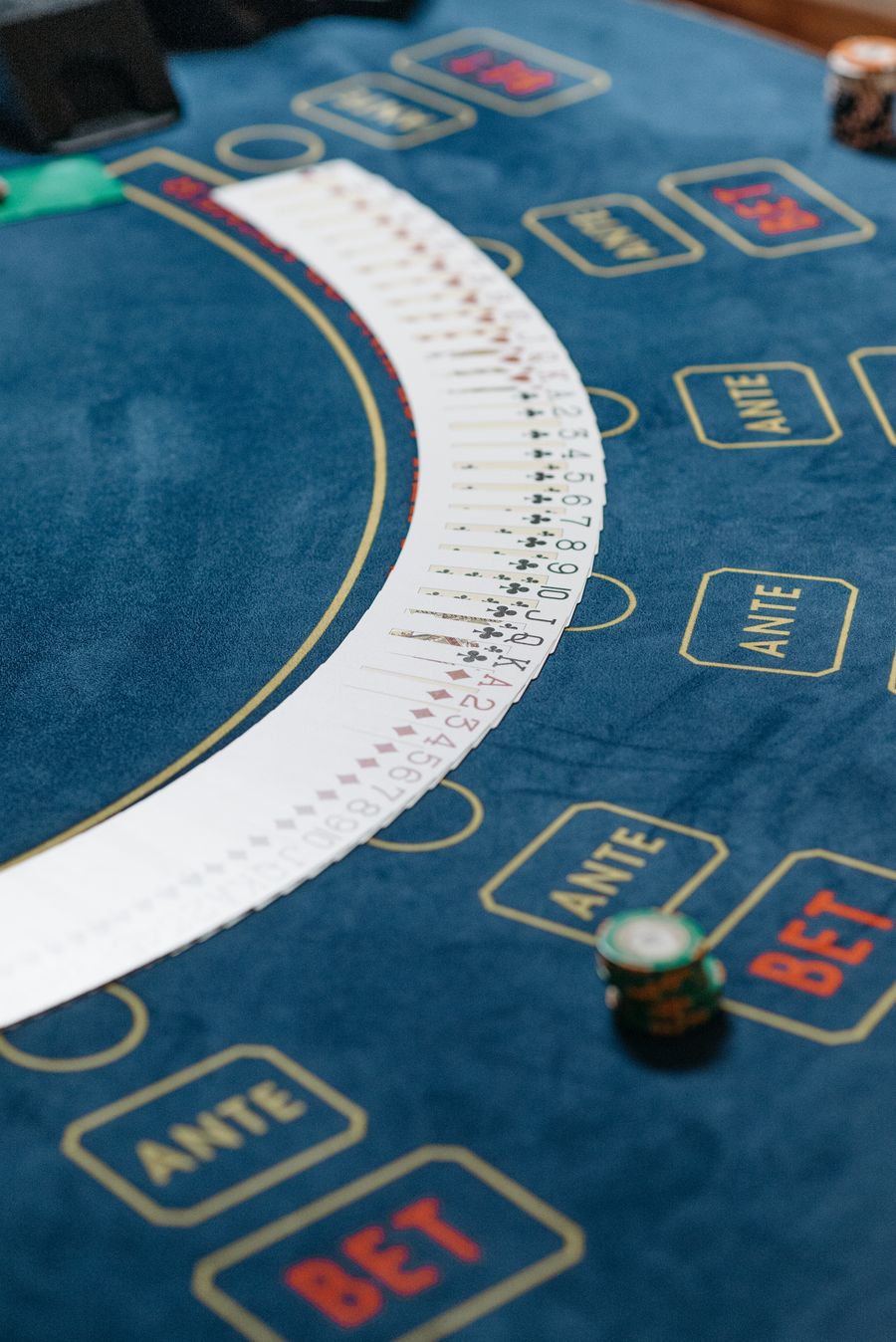 Kartu remi terhampar di atas meja poker bersama chip