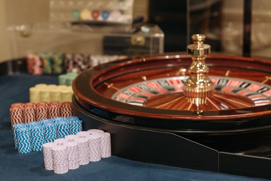 Meja roulette kasino dengan chip berjajar rapi