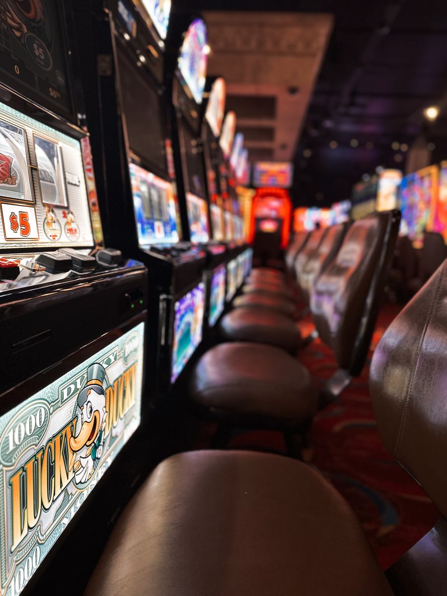 Barisan mesin slot menyala di dalam kasino